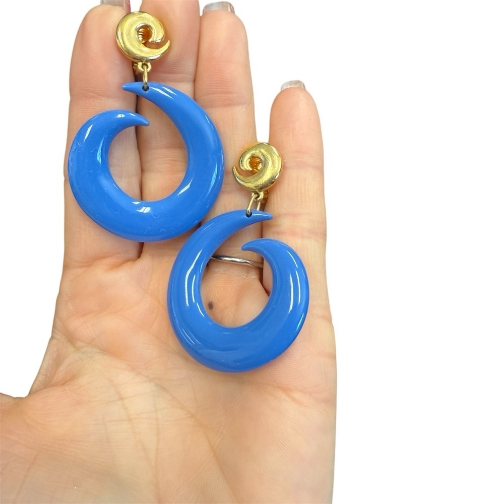 Avon Blue and Gold “Curlycue” clip Earrings Modern Statement Jewelry NIB 1987